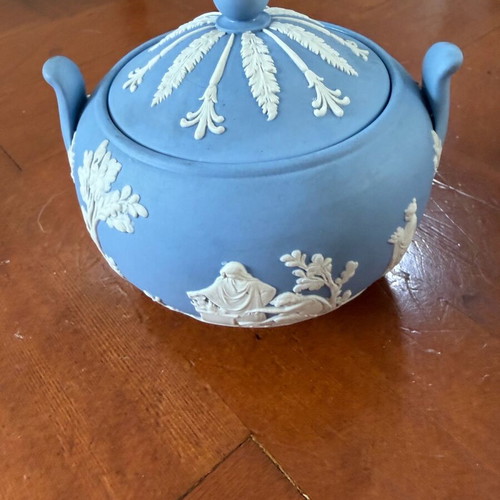 Wedgwood sugar bowl like new, 11 cm diameter