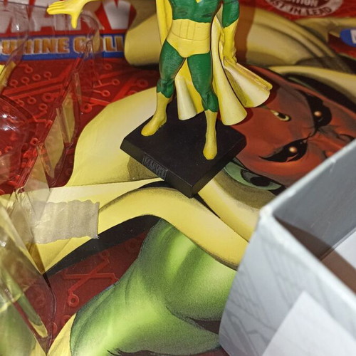 Vision figure Marvel Eaglemoss used with magazine