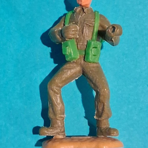 Military figures used with wear, set of 2