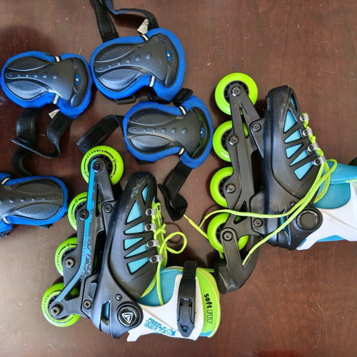 Inline Roller Firefly ABEC 1 64 mm adjustable size 29-32 with Globber protective gear like new