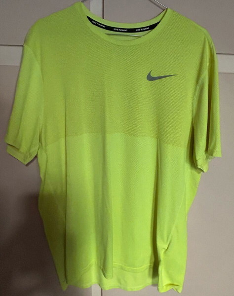Nike Running Zonal Cooling κοντομάνικη μπλούζα Large Σε πολύ καλή κατάσταση. Τιμή 15 Ευρώ