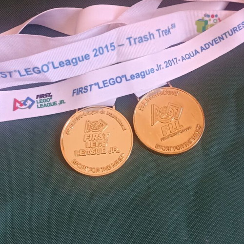 Set of 2 Official LEGO Robotics Medals FLL FLL Jr. 2015 & 2017 like new