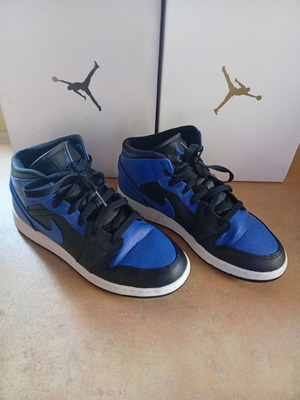 Jordan Air Jordan 1 Mid αθλητικά παπούτσια σε μπλε και μαύρο, μέγεθος 7Y, worn twice