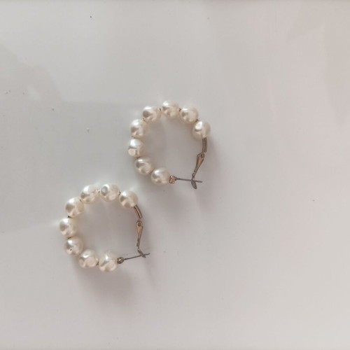 Pearl hoop earrings like new, white