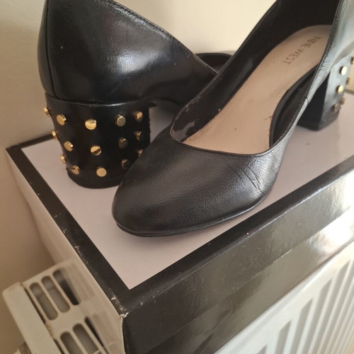 Nine West black leather pumps like new with gold studs, size 37.5