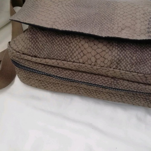 Kipling unisex shoulder bag like new with snake print 35x40