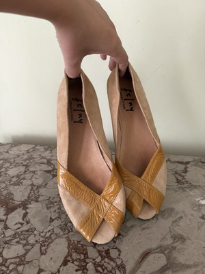 FS/NY Peep-Toe Ballerina Shoes, beige with tan details