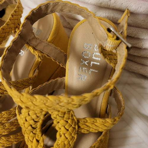 Bullboxer sandals with woven texture like new, size 38, 10cm heel and 4cm platform yellow