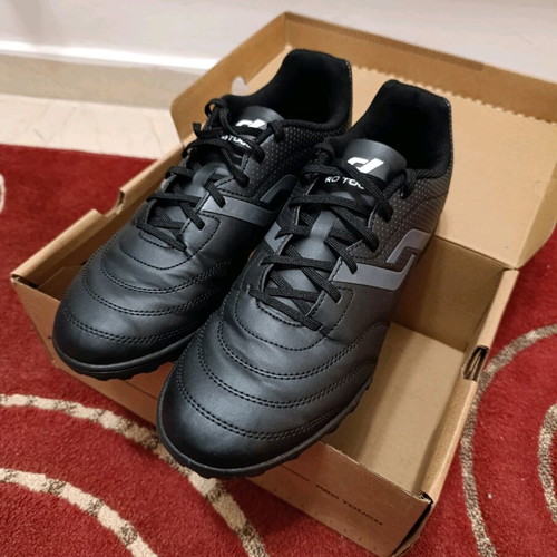 Pro Touch Classic III TF football shoes size 42, like new, black