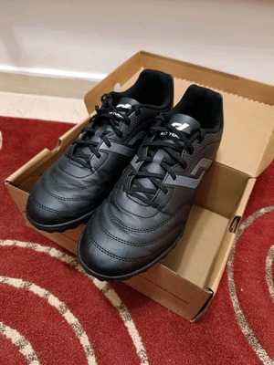 Pro Touch Classic III TF football shoes size 42, like new, black