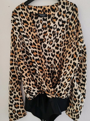 Bodysuits size Medium pack of 2 with deep neckline