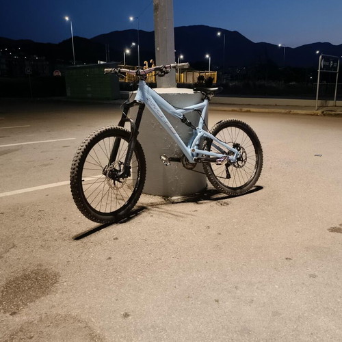 Mountain bike like new, 26 inch, disc brakes, 9-speed Shimano