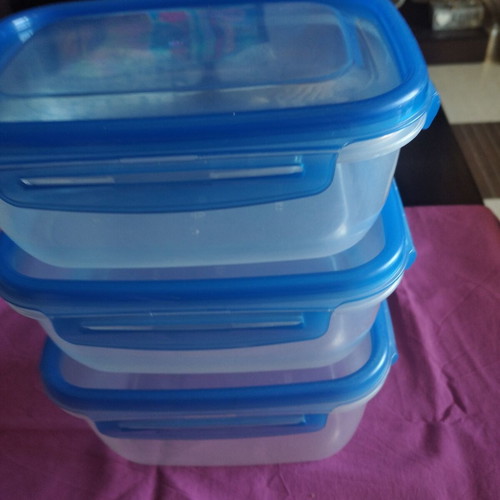 Set of 3 airtight nesting food containers like new