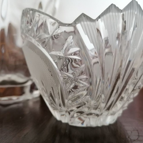 Vase with 2 crystal chocolate dishes like new, patterned