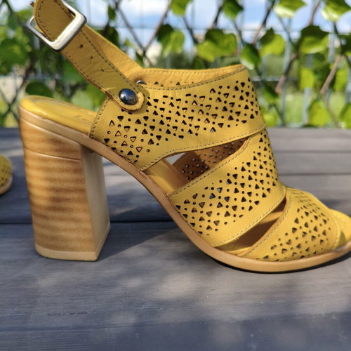 Level Anatomic women's anatomical yellow leather sandals size 37 like new