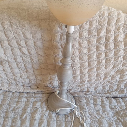 Table lamp with glass shade like new, decorative base