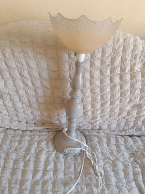 Table lamp with glass shade like new, decorative base