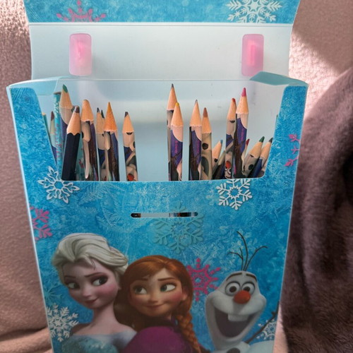 Disney Frozen set 24 coloring pencils and rubber bands like new
