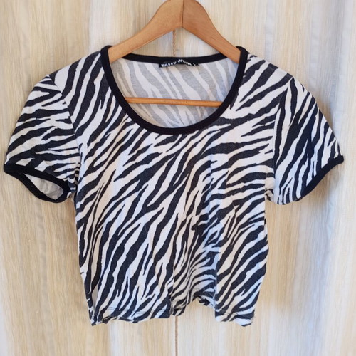 Zebra top like new, crop style, size L