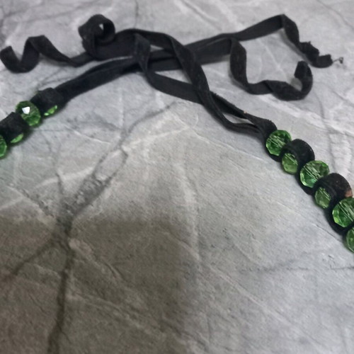 Necklace like new with green beads and velvet fabric