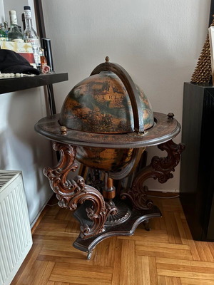 Vintage globe bar large, rare piece with carved wooden base like new