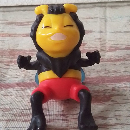 Kinder bee figure used, height 7 cm