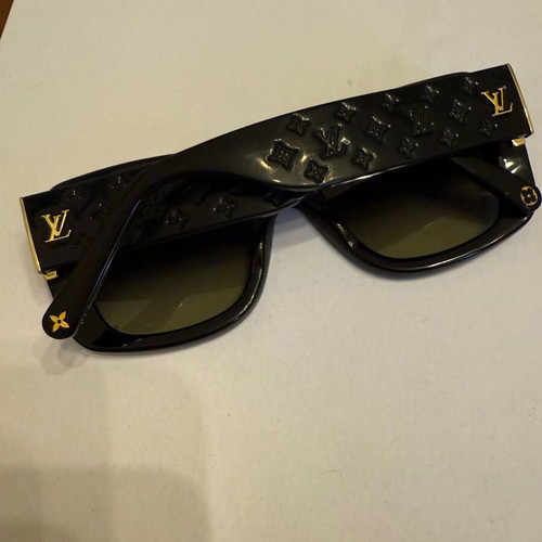Louis Vuitton sunglasses like new, black