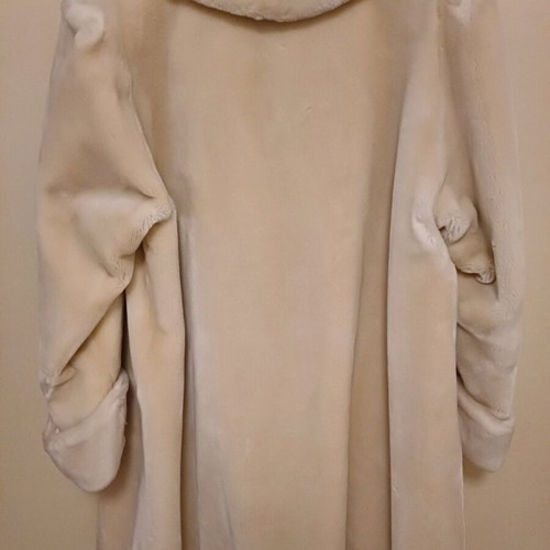 Women's plush coat like new, off-white, size XL