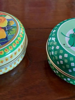 Set of 2 aromatic soaps in decorative metal tins, new