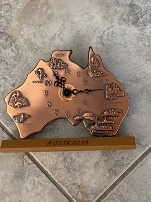 Bronze Australia-shaped clock