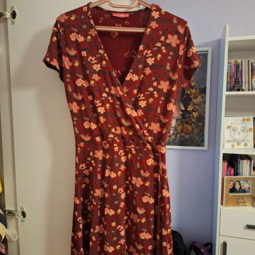 Pink Woman burgundy mini dress with floral print and V neckline