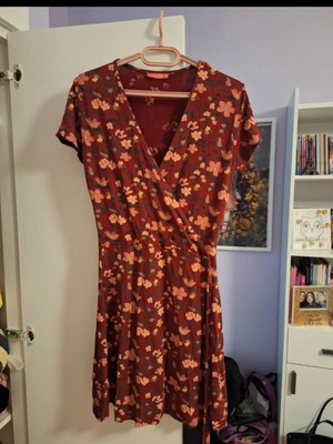 Pink Woman burgundy mini dress with floral print and V neckline