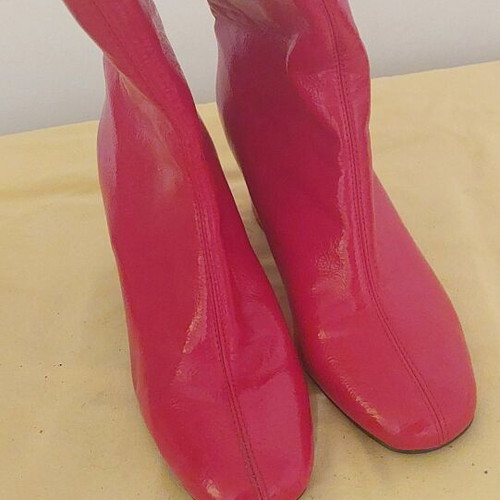 Red ankle boots like new, size 39, striking design