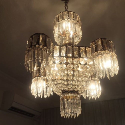 Crystal chandelier used with 10 bulbs