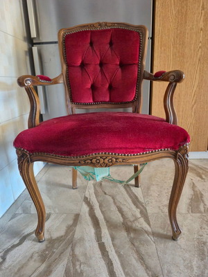 Vintage πολυθρόνα Louis XV μεταχειρισμένη, σκαλιστό ξύλο και κόκκινο βελούδο