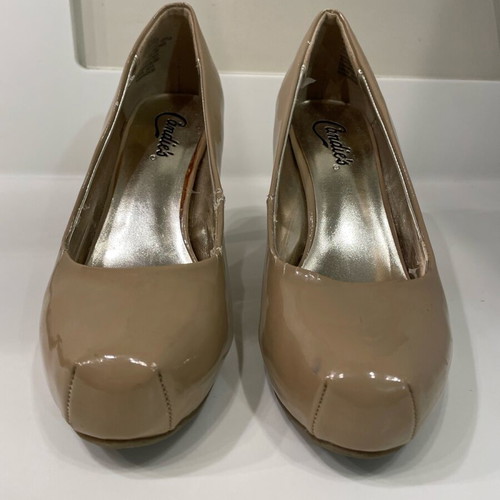 Candie’s beige patent leather pumps used, size 39