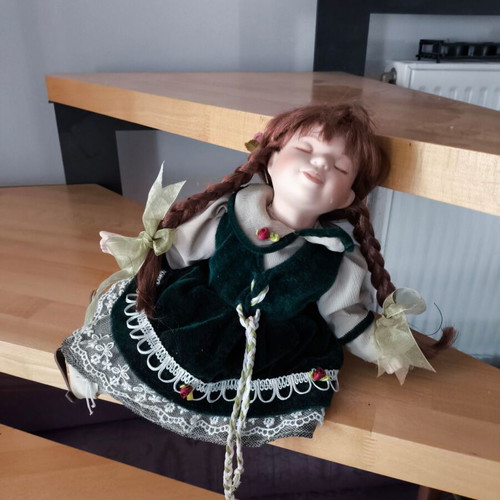 Porcelain dolls like new, pack of 3 with basket gift