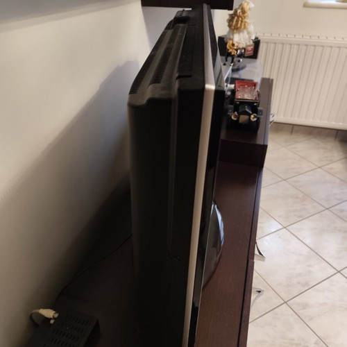 Sharp Aquos 32' LCD TV with decoder
