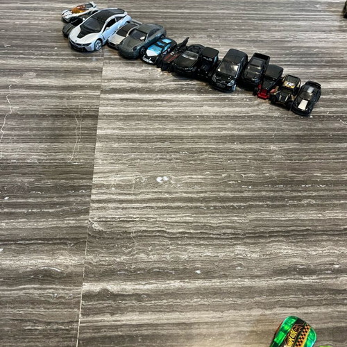 Hot Wheels toy cars like new, pack of over 70 pieces