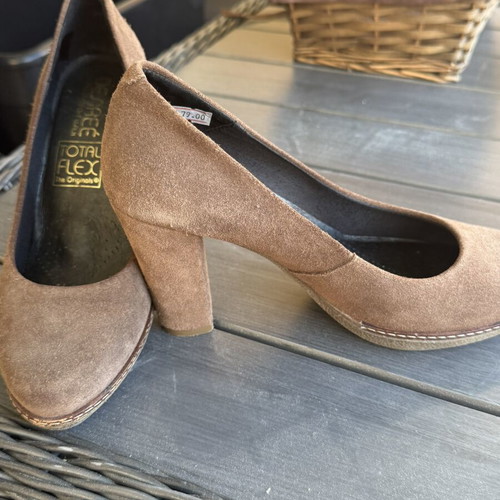 Desiree suede leather pumps size 37, like new, brown