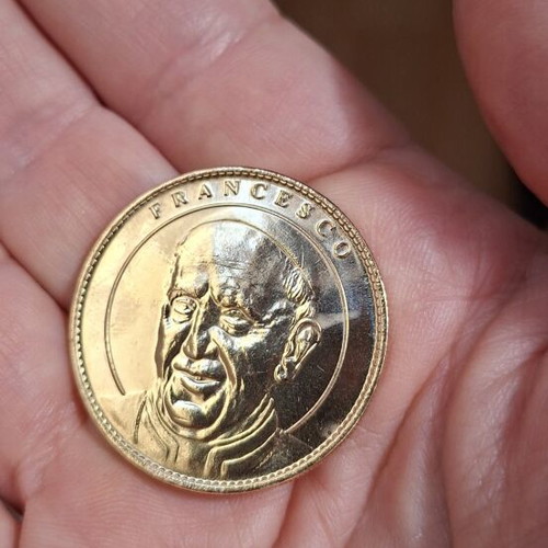 Souvenir Coin Notre Dame de Paris with Pope Francis and St John Paul II new