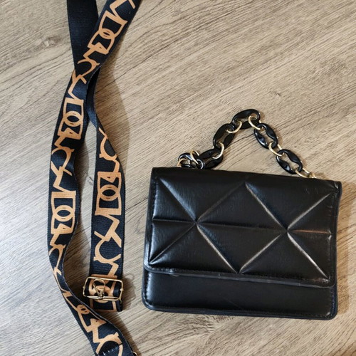 Quilted crossbody bag used with double strap black