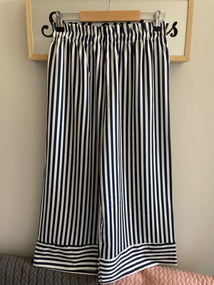 Women’s pants NoS like new, satin fabric, white and blue, size S