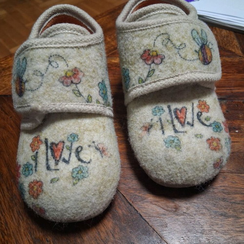 Children's winter house slippers size 26 like new, beige multicolor