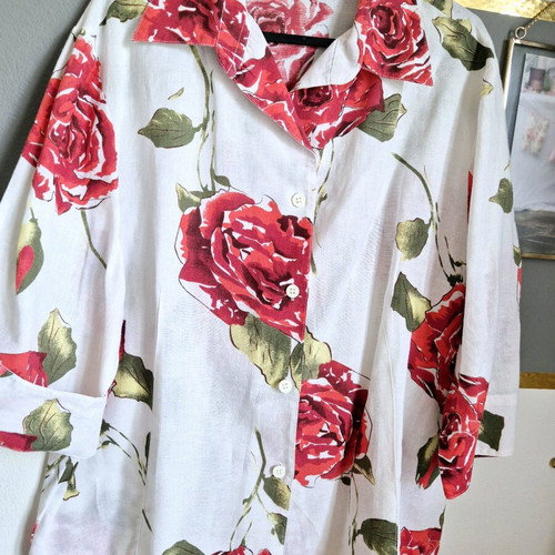 Vintage linen shirt like new with red roses, size S-M