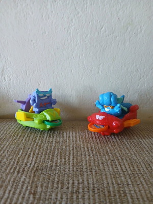 Superzings 9 φιγούρες με 2 οχήματα και 4 δίσκους, σαν καινούργια