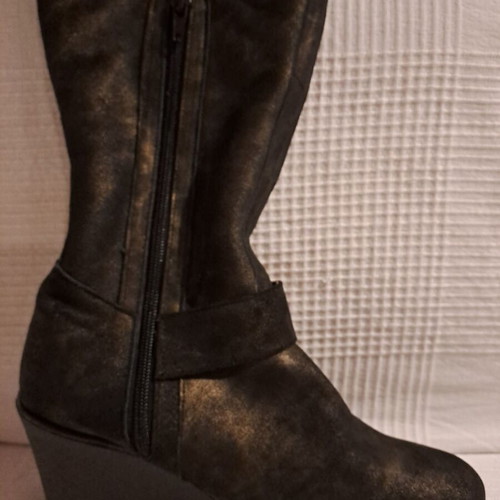 Leather women's boots size 38 new, black with fur lining