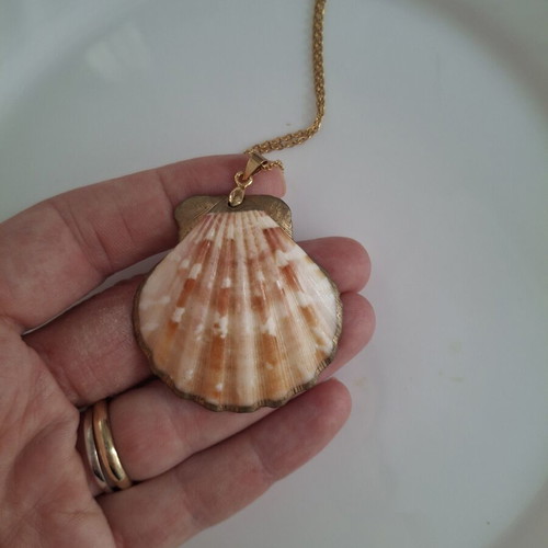 Necklace like new with shell pendant