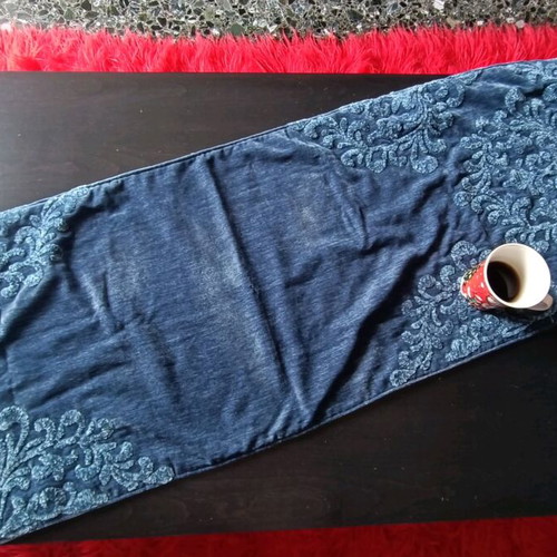 Table runner like new in blue shade with light blue details