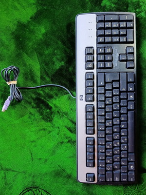Wired full-size keyboard with numpad, black and silver